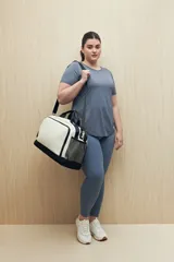 Remera deportiva color lila de manga corta con calce relajado y corte horizontal en la parte inferior.