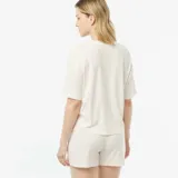 Conjunto de pijama de dos piezas color rosa pálido, compuesto por una remera holgada de manga corta y cuello redondo, y un short a juego. Ambas prendas son de tejido de punto acanalado.