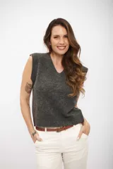Chaleco de tejido de punto color gris oscuro, con cuello en V y sin mangas.