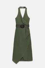 Vestido midi verde militar de cuello halter con escote en V cruzado y espalda descubierta. Cuenta con pliegues laterales, bajo asimétrico y un cinturón incorporado con hebilla redonda oscura.