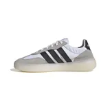 Championes Adidas modelo Barreda, con diseño de inspiración retro. Presentan una combinación de paneles de gamuza gris y nylon blanco, con las icónicas tres tiras laterales en negro. Cuentan con una suela de goma translúcida y diseño de puntera en T.