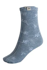 Medias celestes con estampado de flores blancas.