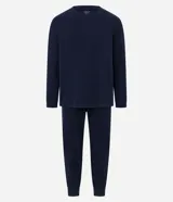 Pijama masculino de dos piezas confeccionado en tejido fleece texturizado. Incluye una remera de manga larga con cuello redondo y puños ajustados, y un pantalón tipo jogger con cintura elástica, cordón de ajuste y bolsillos laterales.