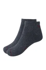 Pack de tres pares de soquetes negros de la marca Legacy, con finas rayas grises en la parte superior.