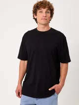 Remera Rusty de manga corta y cuello redondo, corte holgado (loose fit), confeccionada en 100% algodón.
