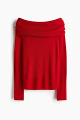 Buzo de punto suave color rojo, con diseño de hombros descubiertos y escote con doblez estilo solapa.
