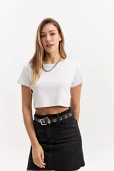Remera crop top blanca de corte ajustado, con textura acanalada y mangas cortas.