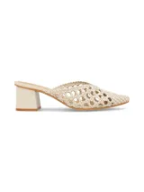 Sandalia mule de cuero napa trenzado a mano color off white, con taco medio cuadrado y diseño en punta.