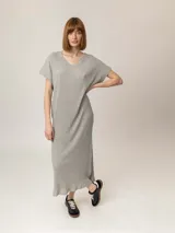 Vestido midi gris de tejido de punto acanalado, con escote en V y mangas cortas.
