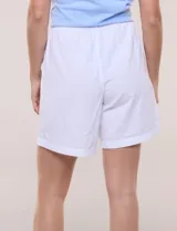 Short de algodón color celeste con sutiles rayas blancas, de silueta holgada, pierna recta y pretina fruncida con elástico y cordón de ajuste.