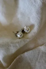 Aros pequeños con perlas blancas y engarce de acero quirúrgico.