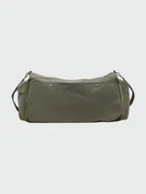 Bolso tipo duffle de la marca Diesel, confeccionado en material técnico color verde oliva. Presenta múltiples bolsillos exteriores, correa de hombro ajustable y desmontable en color negro con detalles metálicos.