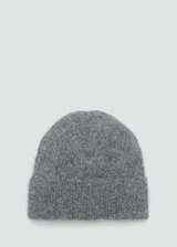 Gorro tipo beanie de tejido de punto con textura afelpada y borde doblado.