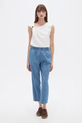 Pantalón de corte recto y tiro medio, confeccionado en lyocell color azul, con cintura elástica y bolsillos laterales.