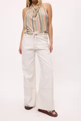 Pantalón de jean crudo, de corte recto y tiro bajo, con doble pasacinto y ajuste con lazo.