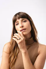 Anillo de plata 925 con dublé de oro y zirconias blancas.