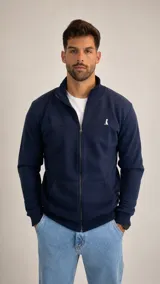 Campera de algodón color azul marino, con cierre frontal completo, cuello alto y bolsillos tipo canguro. Presenta un pequeño logo bordado en el pecho.