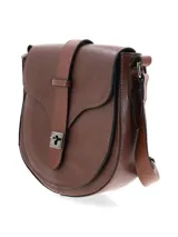 Bandolera de cuero graneado color marrón chocolate, de formato rígido y diseño con estética setentosa. Cuenta con solapa frontal con detalle de tira vertical y herraje metálico de cierre, y correa ajustable para colgar al hombro o cruzada.