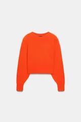 Jersey de lana 100% color azul marino, con cuello redondo, manga larga con hombreras y acabados en rib.