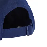 Gorra de entrenamiento Adidas color azul marino con logo blanco bordado en el frente. Cuenta con visera curva y tecnología Aeroready para mantener la piel seca.