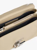 Cartera de hombro color beige claro, con acabado liso y solapa frontal con cierre de pinza metálico que presenta el monograma TH. Incluye una correa tejida ajustable y extraíble, y una correa de cadena metálica.