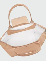 Bolso de mano tipo tote de la línea Le Pliage One de Longchamp, en color bordó. Presenta un diseño minimalista con cierre de cremallera superior, solapa con botón a presión y asas cortas de cuero.