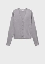 Cardigan de punto fino en color gris, con cuello en pico y cierre frontal de botones. Presenta un diseño recto de manga larga.