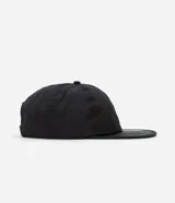 Gorra Viko de ala curva, confeccionada en poliamida impermeable con protección UV y ajuste trasero.