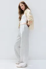 Pantalón jogger amplio en felpa gris melange, con cintura elástica y cordón ajustable, de corte holgado y piernas rectas.