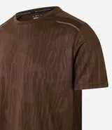 Remera deportiva de hombre con tecnología Dry, cuello redondo y mangas cortas. Presenta un diseño con estampa sutil tipo heat print y detalles de líneas en los hombros.