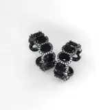 Anillo negro con cristales ovalados engarzados extra grandes y diseño infinito.