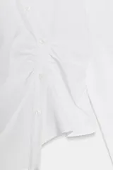 Camisa blanca de popelín con cuello solapa y escote en pico. Presenta manga larga y un detalle de tejido drapeado en el delantero, con cierre frontal cruzado.