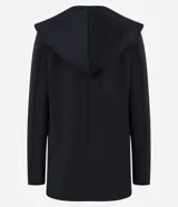 Blazer negro de punto roma, con capucha, escote en pico, bolsillos con solapa y cierre delantero con botón único.