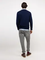 Jersey de cuello en pico para hombre, confeccionado en mezcla de algodón y cashmere. Presenta un diseño liso con logo bordado en el pecho y coderas de antelina a tono.