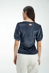 Blusa color borgoña de tela velvet, con escote en V con frunce al frente y mangas abullonadas con puñito.