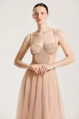 Top corset color nude con recubrimiento de glitter dorado, escote corazón y tirantes finos regulables.
