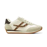 Championes deportivos American Sport Ysabel de color blanco con detalles en beige, marrón oscuro y un logotipo lateral con estampado de leopardo. Cuenta con suela de goma tipo waffle y cordones blancos.