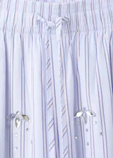 Pantalón largo de popelín celeste con estampado de rayas verticales, cintura elástica ajustable y detalles de lentejuelas brillantes.