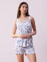 Conjunto de pijama estampado marca René Rofé, compuesto por musculosa y short. La musculosa tiene escote redondo con aplique de puntilla y botones. El short tiene cintura elastizada.