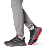 Championes de trail running Columbia modelo Konos Trillium ATR, color negro con detalles en rojo. Presentan una suela con tecnología Adapt Trax para alta tracción, entresuela Techlite+ para amortiguación reactiva y sistema Navic Fit para mayor estabilidad.