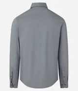 Camisa de manga larga color celeste, corte slim fit, con cuello inglés y cierre frontal de botones.