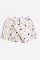 Short de baño celeste con estampado de hojas pequeñas en tonos verdes y blancos. Cuenta con cintura elástica con cordón ajustable, bolsillos laterales y un parche circular con logo en la parte inferior.