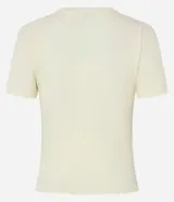 Blusa básica de manga corta, cuello redondo y textura sutil, confeccionada en viscosa con elastano. El bajo de la prenda es ondulado.