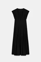Vestido midi de popelina de algodón en color negro, con cuello redondo, manga corta y pliegues en la cintura. Falda con bajo evasé y cierre en la espalda con abertura y botón.