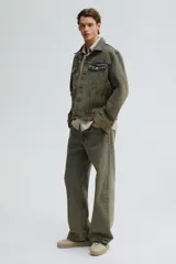 Pantalón de jean de corte holgado, color verde oliva con efecto desgastado.