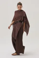 Ruana tejida con detalle de lurex, de diseño abierto y sin mangas, con escote en V profundo y ajuste mediante cinturón en la cintura.