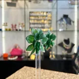 Aros colgantes con forma de flor verde con centro de strass.