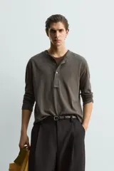 Camiseta de manga larga con cuello redondo y cierre frontal de tres botones, confeccionada en tejido de mezcla de algodón con corte relajado.
