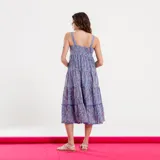 Vestido midi de tirantes con estampado de arabescos azules, corte recto y falda con volantes.