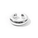 Aro trepador plateado con forma de C gruesa y pulida.